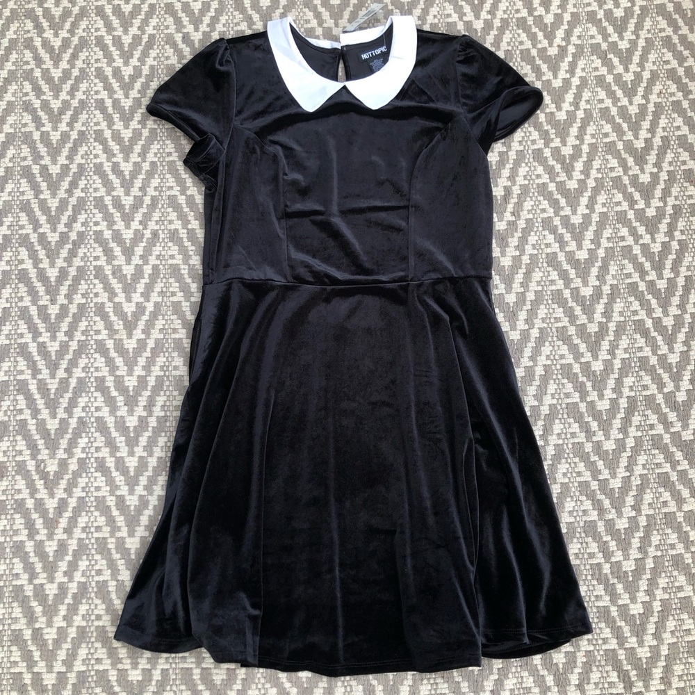 Hot Topic black velvet dress with contrasting white collar with pockets size XL
